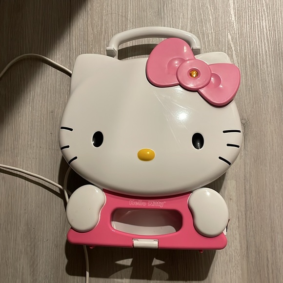 Sanrio Other - Hello kitty waffle maker with box